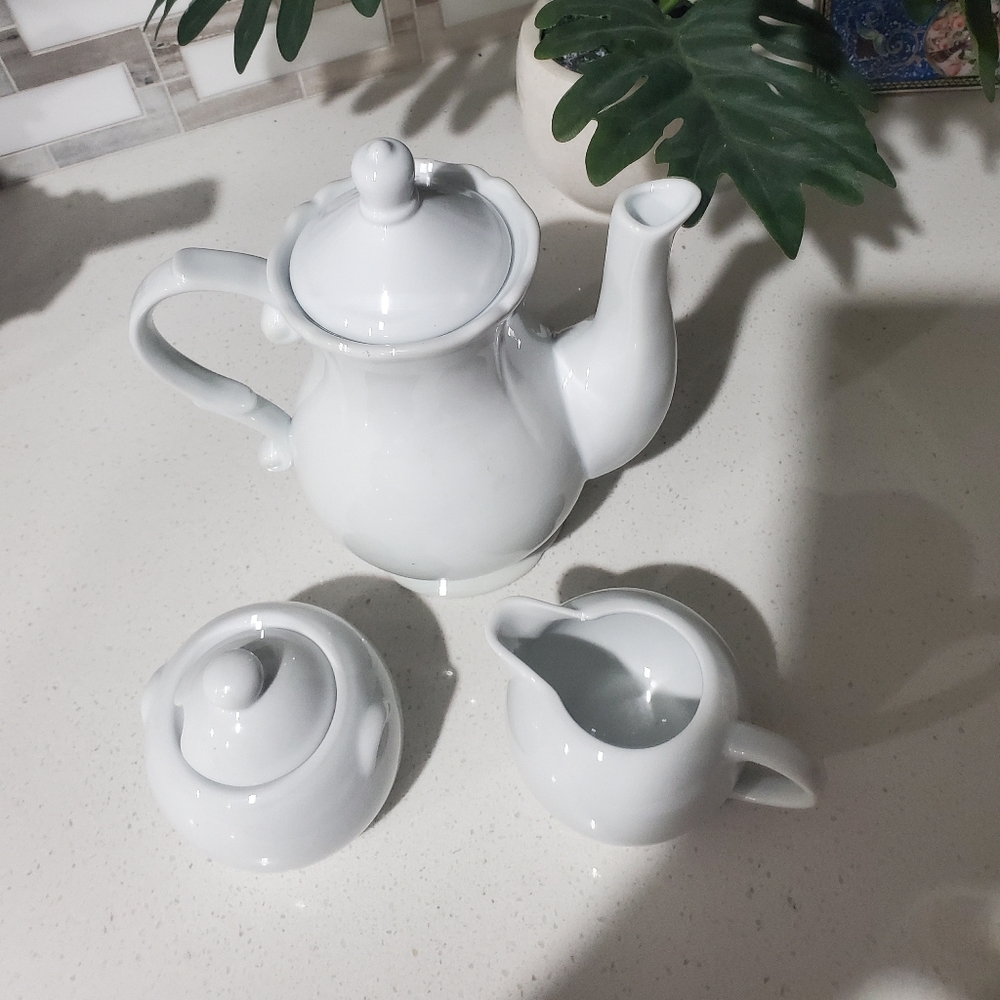 Large Tea Pot with Sugar bowl and Cream - Picture 2 of 4